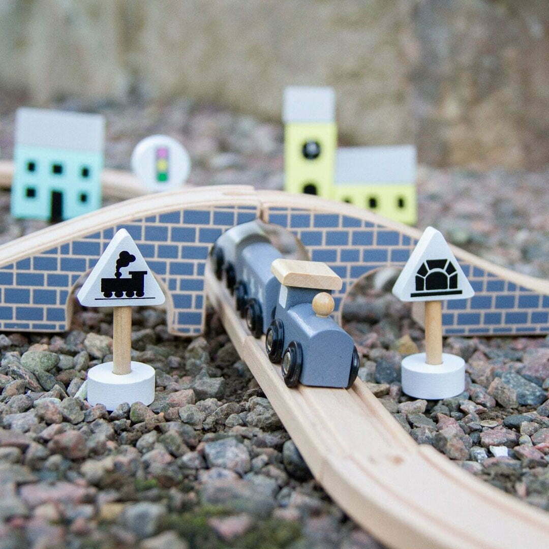παιχνίδι ξύλινο τρένο σε ράγες βγαίνει από τούνελ jabadabado